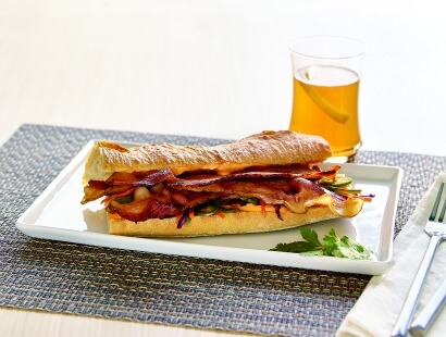 Bacon sandwich with sriracha-mayo