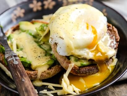 sausage-avocado-benedict-with-white-cheddar-hollandaise